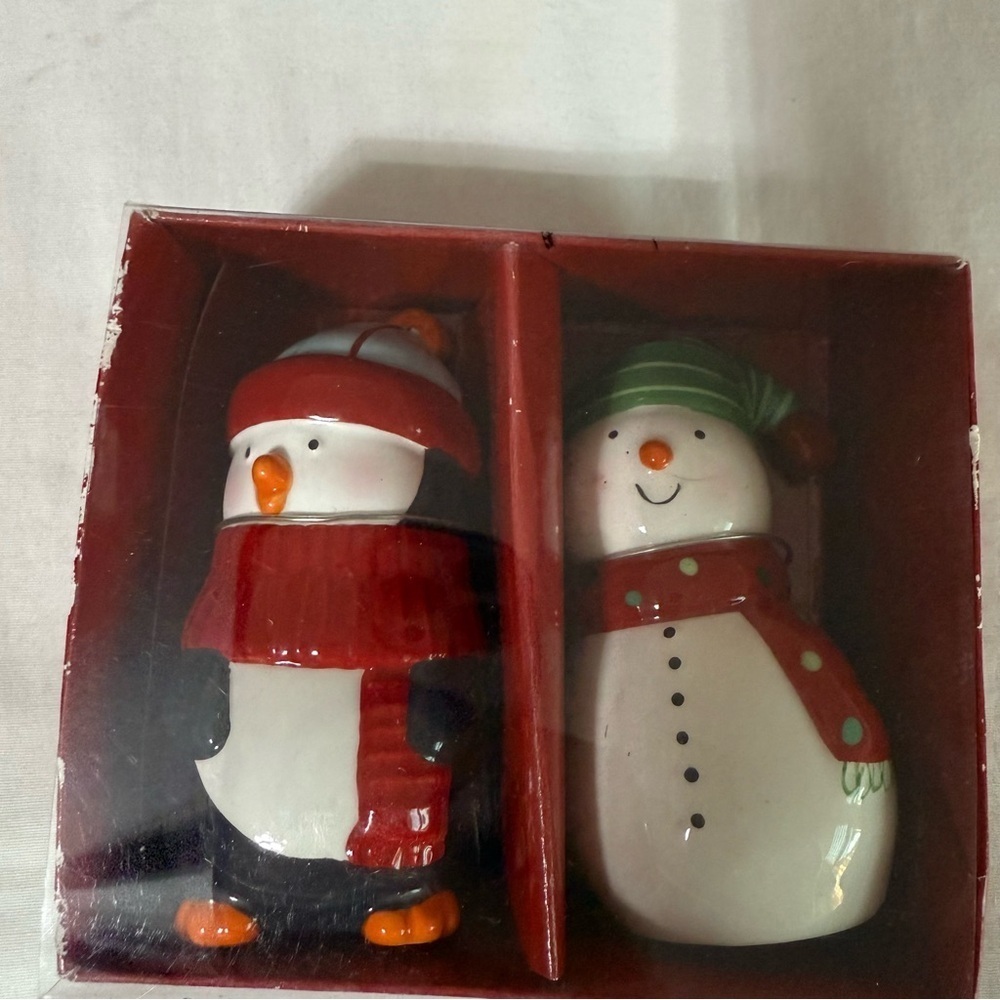 New St Nicholas Square "Merry Merry" Snowman And Penguin Salt and Pepper Shaker - Picture 1 of 2